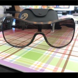 ‼️Authentic Women’s Ray Ban Sunglasses‼️